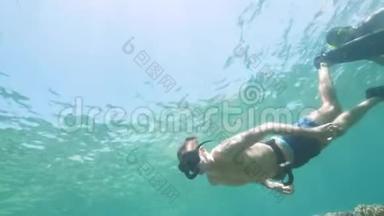 青年男女戴着浮潜面具在蓝海中游泳，水下观景.. 男人和女人一起潜水